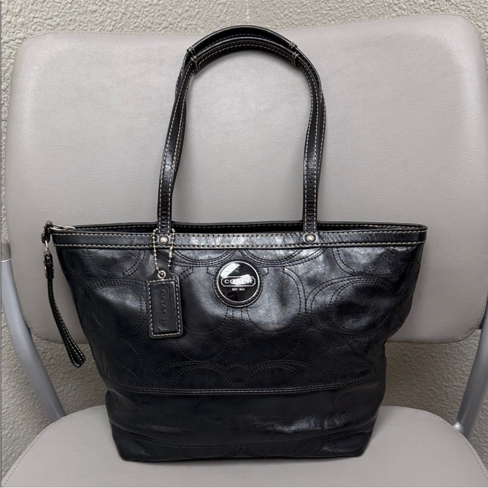 LIKE NEW Coach Signature Stitched
Patent Leather Medium Tote Shoulder
Bag